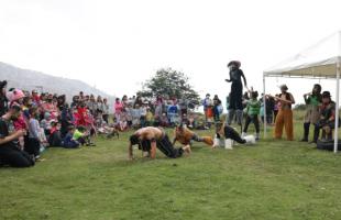 Artistas del IDARTES hicieron una obra de teatro sobre el medioambiente. 