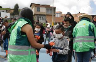 Gestores sociales entregan dulces a niños de Mochuelo.