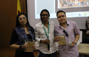 Funcionario entregando premios a beneficiarios por su participación en la jornada de cierre.