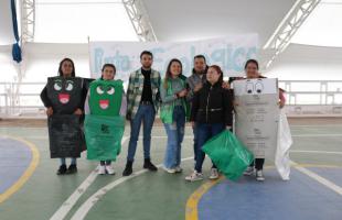 Los estudiantes beneficiados del convenio UAESP - UNAD, realizaron una representación artística para concientizar sobre la importante que es reciclar. 