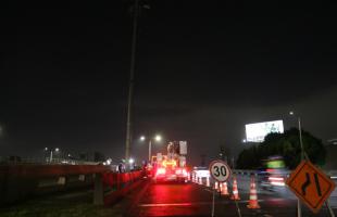 Intervención de una cuadrilla de Enel Colombia en una de las redes de alumbrado público de la Calle 26 con Avenida Boyacá. En esta zona delincuentes hurtaron cableado que dejaron fuera de servicio las luminarias. 