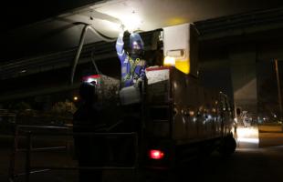 Un operario sobre un carro canasta, atiende una falla en el sistema de alumbrado público bajo el puente vehicular de la Calle 26 con Avenida Boyacá, tras el ataque a luminarias y hurto de cableado que afecto el servicio de iluminación pública.