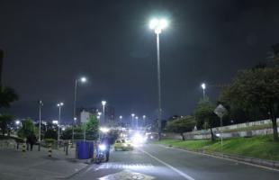 Imagen de la Avenida Suba con Calle 131. En este punto del corredor vial fueron instalados mástiles o postes con altura de 50 metros con reflectores de alta potencia, para garantizar una mejor prestación del servicio de alumbrado público en puentes vehiculares y peatonales.