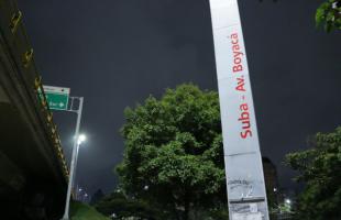 En los entornos de la estación de TransMinenio Suba-Avenida Boyacá se intervinieron luminarias que habían sido vandalizadas o hurtadas y se mejoró la potencia de las bombillas e iluminación pública para garantizar espacios más seguros y accesibles a toda la ciudadanía.