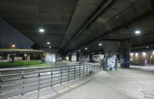 La modernización del alumbrado público bajo el puente vehicular la Avenida Suba mejora las condiciones de iluminación de los carriles vehiculares de la Avenida Boyacá, mejorando también la seguridad vial. 