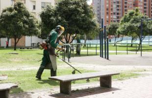 Los operarios de corte de césped deben usar equipos especiales para su protección.