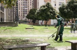 Los operarios de corte de césped deben usar equipos especiales para su protección.