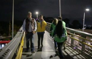 Imagen de uno de los recorridos del grupo de gestión social por el puente peatonal de la Autopista Sur con Transversal 73i, frente al Portal Sur de TransMilenio. Allí se realizaron varias expansiones de alumbrado tras la visita.