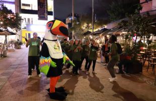 Jóvenes de Idipron bailando en plazoleta de la zona rosa, en jornada de #NoSeaMugreConBogotá