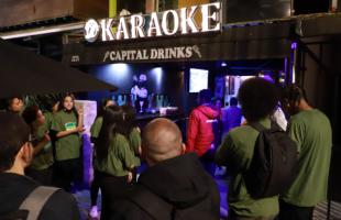 Fachada de establecimiento comercial "Karaoke - Capital Drinks" en donde se está sensibilizando para tener una adecuada disposición de residuos. Campaña #NoSeaMugreConBogotá