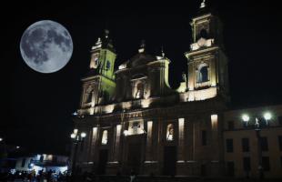 Imagen de la Catedral Primada de Bogotá y la luna. Durante muchas décadas, tras su fundación en agosto de 1538, la ciudad solo era iluminada por las fases lunares. 