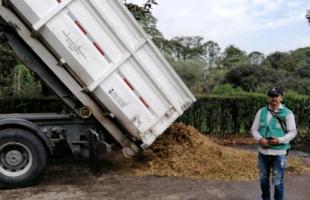 Un vehículo del operador Área Limpia entrega el césped cortado al Jardín Botánico.