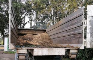 Un vehículo del operador Área Limpia entrega el césped cortado al Jardín Botánico.