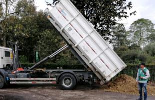 Un vehículo del operador Área Limpia entrega el césped cortado al Jardín Botánico.