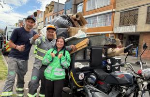 Funcionarios de la UAESP y Recicladores con un carreta de fondo
