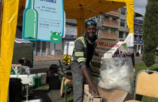 Reciclador recibiendo material aprovechable
