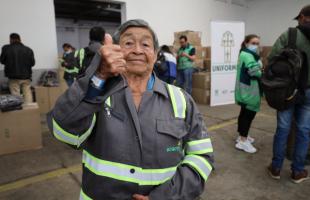 Mujer reclcicladora en la entrega de uniformes a recicladores y recicladoras de oficio de Bogotá