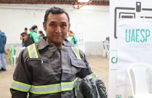 Hombre reclciclador en la entrega de uniformes a recicladores y recicladoras de oficio de Bogotá