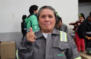 Mujer reclcicladora en la entrega de uniformes a recicladores y recicladoras de oficio de Bogotá