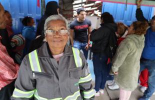 Mujer reclcicladora en la entrega de uniformes a recicladores y recicladoras de oficio de Bogotá