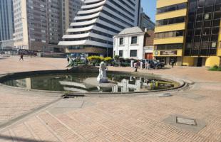 Personal de varias entidades recuperaron La Rebeca, una estatua ubicada en el centro de Bogotá hace casi un siglo.