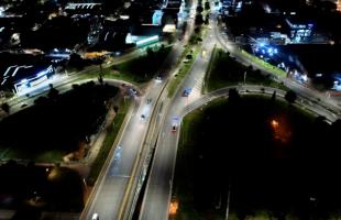 Calle 170 con Autopista Norte costado oriental. Imagen aérea que refleja el cambio en la iluminación pública de este corredor en el que se instalaron en total 699 luminarias en tecnología led.