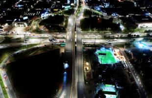 Imagen aérea de la intersección de la Calle 170 con la Autopista Norte. En este punto de la ciudad se instalaron luminarias led con mayor potencia para mejorar la iluminación de espacios peatonales, la ciclorruta, carriles vehiculares y orejas de conexión. 