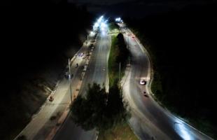 Imagen aérea de la Calle 170 con Carrera 92 en el sector de La Conejera. En este sector límite con la zona rural de Suba se amplió el número de luminarias para garantizar una mejor iluminación por los separadores amplios y la alta presencia de árboles. 