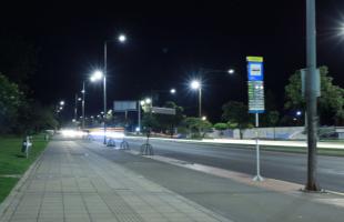 Imagen de uno de los paraderos del SITP en la Calle 170 con Avenida Boyacá. Los usuarios del transporte público hoy cuentan con entornos más iluminados. 
