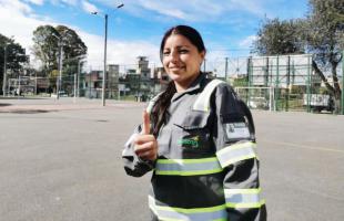 Recicladora de oficio con uniforme nuevo entregado por la UAESP.