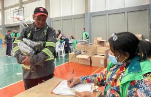 Un reciclador de oficio de Bogotá recibiendo sus uniformes y sus overoles para el desarrollo de su labor en la ciudad.