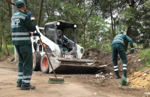 Operarios de aseo recuperan y limpian una calle que se había convertido en un botadero de basura.