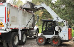 Operarios de aseo recuperan y limpian una calle que se había convertido en un botadero de basura.