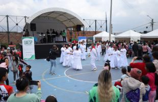 El grupo de danza Realmente Campesinos hizo una presentación que alegró a los asistentes al evento.