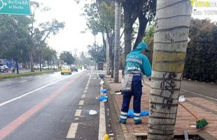 Operario de barrido atendiendo el perimetro del Parque Metropolitano Simón Bolívar. Operario de barrido atendiendo el perimetro del Parque Metropolitano Simón Bolívar.