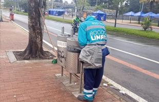 Operario de aseo habilitando las cestas públicas. Operario de aseo habilitando las cestas públicas.