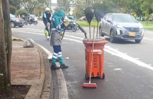 Operario de barrido limpiando la vía. Operario de barrido limpiando la vía.
