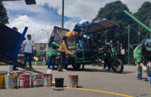 Entidades y recicladores pintan carretas 