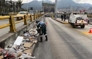 Operarios de barrido y Cazaregueros rocgiendo residuos en el deprimido de la calle sexta.