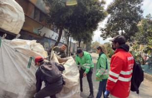Profesionales levantando una fibra de reciclaje 