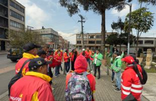 Personas en círculo  dialogando 
