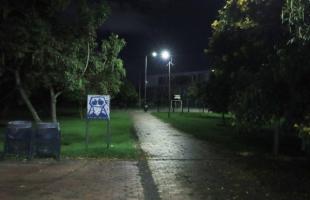 Imagen de uno de los senderos peatonales del Parque Los Chigüiros de Engativá, tras la reposición de cableado y luminarias que habían sido objeto de hechos de vandalismo, garantizando así entornos más seguros para los residentes de este sector de la ciudad.