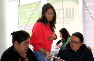 Funcionaria de la UAESP habla con dos mujeres de Mochuelo Bajo.