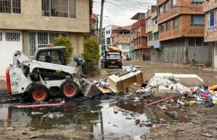 Operarios limpian punto crítico de arrojo de basuras