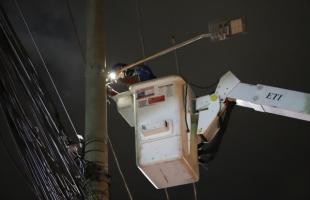 Funcionarios realizando reparaciones al alumbrado publico