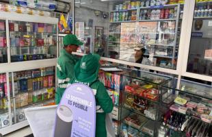 Funcionarios sensibilizando a la comunidad para que recicle 