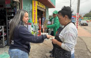 Calle de barrio y personas dialogando