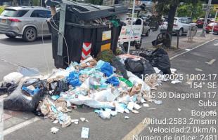 Contenedor con los resiudos alrededor por mala disposición.