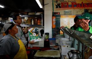 Gestores de la UAESP sensibilizan a comerciantes en la localidad de Chapinero sobre el manejo de residuos. 