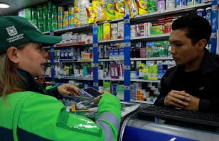 Gestores de la UAESP sensibilizan a comerciantes en la localidad de Chapinero sobre el manejo de residuos. 